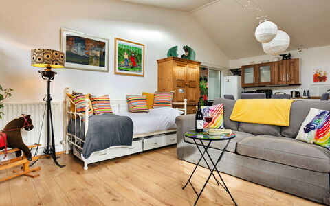 Vine Barn Studio: Möbel, Interior Design, Flooring, Holzboden, Fussboden, Couch, Wand, Holz, Zimmer, Wohnzimmer