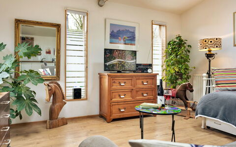 Vine Barn Studio: Möbel, Interior Design, Wand, Flooring, Holz, Zimmer, Fussboden, Bilderrahmen, Beleuchtung, Wohnzimmer