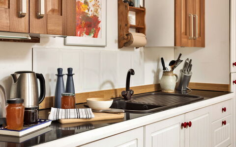 Vine Barn Studio: Küche, Geschirr, Küchengerät, Countertop, Möbel, Haushaltsgerät, Cabinetry, Flasche, Essen