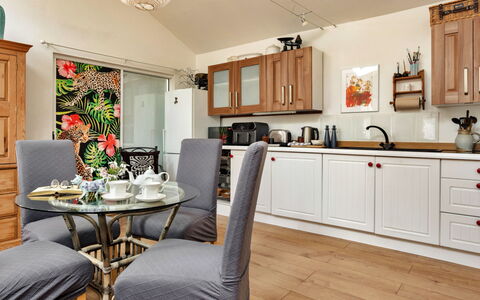 Vine Barn Studio: Möbel, Interior Design, Flooring, Küche, Cabinetry, Küchengerät, Holz, Zimmer, Countertop, Fussboden