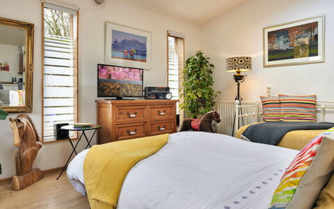 Vine Barn Studio: Möbel, Bett, Interior Design, Bedding, Schlafzimmer, Bettdecke, Wand, Flooring, Fussboden, Zimmer