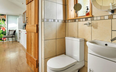 Vine Barn Studio: Toilleten Sitz, Armatur, Flooring, Toilette, Badezimmer, Interior Design, Fussboden, Sinken, Zapfhahn, Installation
