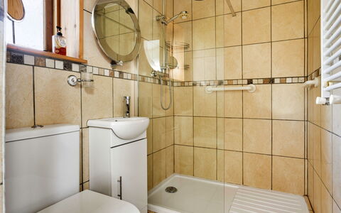 Vine Barn Studio: Armatur, Badezimmer, Flooring, Fussboden, Interior Design, Toilette, Installation, Sinken, Zapfhahn, Dusche
