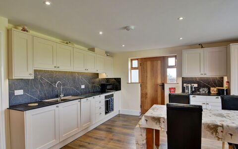 The Owls Rest: Möbel, Interior Design, Holz, Decke, Flooring, Cabinetry, Küche, Countertop, Zimmer, Beleuchtung