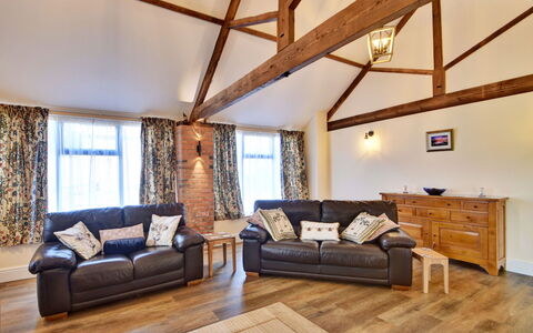 The Owls Rest: Holz, Möbel, Zuhause, Decke, Hartholz, Wohnzimmer, Daylighting, Couch, Holzboden