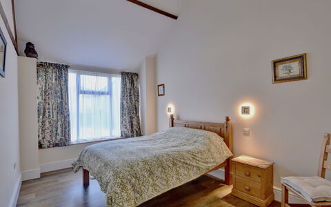 The Owls Rest: Bett, Möbel, Schlafzimmer, Interior Design, Wand, Bettdecke, Bedding, Holz, Decke, Fussboden