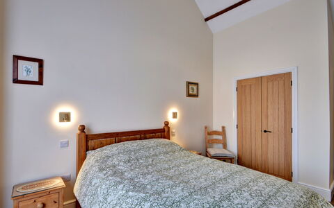 The Owls Rest: Bett, Möbel, Schlafzimmer, Wand, Interior Design, Holz, Decke, Fussboden, Bedding, Flooring