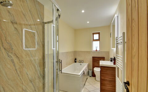 The Owls Rest: Flooring, Wand, Interior Design, Fussboden, Armatur, Holz, Badezimmer, Decke, Installation, Beleuchtung