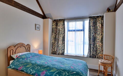 The Owls Rest: Möbel, Bett, Interior Design, Schlafzimmer, Bedding, Bettdecke, Holz, Fussboden, Linens, Flooring
