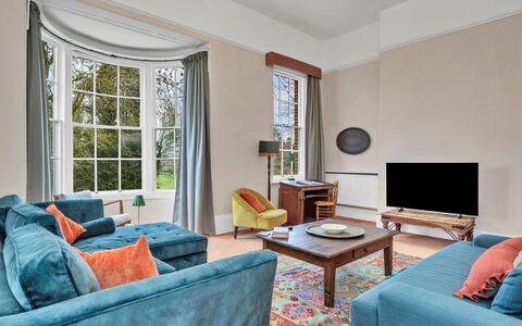 Clavering Hall: Möbel, Interior Design, Flooring, Fussboden, Couch, Decke, Wohnzimmer, Zimmer, Beleuchtung, Zuhause