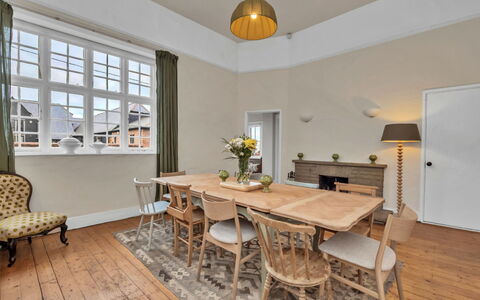 Clavering Hall: Möbel, Interior Design, Flooring, Fussboden, Holz, Tabelle, Decke, Stuhl, Küche & Esszimmer Tisch, Esszimmer
