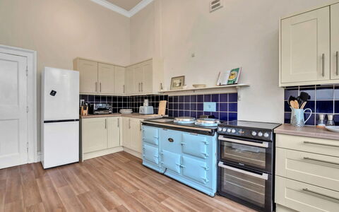 Clavering Hall: Flooring, Interior Design, Holz, Major Appliance, Fussboden, Küchengerät, Küche, Cabinetry, Haushaltsgerät, Zimmer