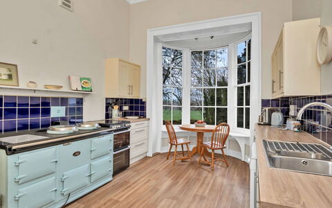 Clavering Hall: Interior Design, Flooring, Küche, Holz, Möbel, Fussboden, Countertop, Cabinetry, Küchengerät, Major Appliance