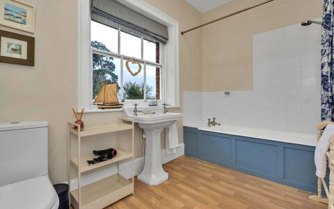 Clavering Hall: Flooring, Interior Design, Fussboden, Armatur, Badezimmer, Decke, Installation, Beleuchtung, Toilleten Sitz, Toilette
