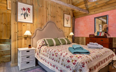 The Potting Shed at Island Hall: Möbel, Bett, Interior Design, Schlafzimmer, Bedding, Bettdecke, Holz, Decke, Linens, Zimmer