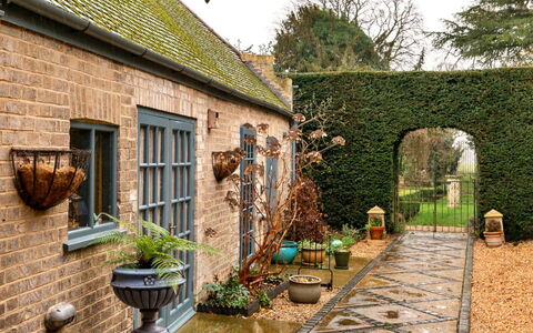 The Potting Shed at Island Hall: Strauch, Blumentopf, Flagstone, Garten, Auffahrt, Zimmerpflanze, Backstein, Cobblestone, Walkway, Landscaping