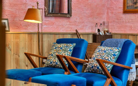 The Potting Shed at Island Hall: Möbel, Blau, Interior Design, Holz, Textil, Flooring, Kissen, Fussboden, Dekokissen, Wohnzimmer