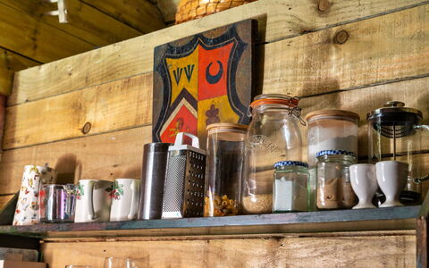 The Potting Shed at Island Hall: Regal, Regale, Holz, Flasche, Küche, Holzbeize, Drinkware, Hartholz