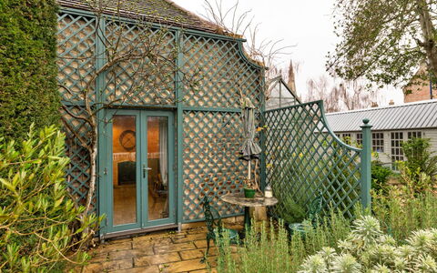 The Potting Shed at Island Hall: Grün, Strauch, Garten, Frühling, Hütte, Schatten, Landscaping, Garten, Gartenbauten