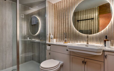 The Potting Shed at Island Hall: Badezimmer, Armatur, Interior Design, Flooring, Fussboden, Installation, Bad Sink, Sinken, Spiegel, Zapfhahn