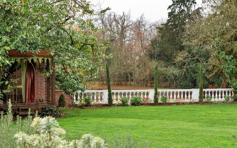 The Potting Shed at Island Hall: Strauch, Garten, Frühling, Rasen, Schatten, Landscaping, Hinterhof, Garten, Park