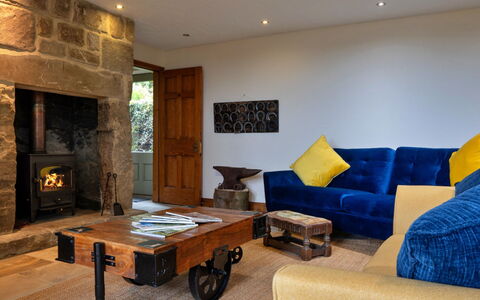 Rough Close Farm Cottage: Möbel, Interior Design, Flooring, Wand, Couch, Holz, Fussboden, Wohnzimmer, Zimmer, Bilderrahmen