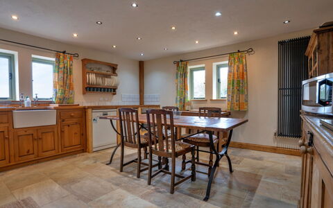Rough Close Farm Cottage: Möbel, Interior Design, Flooring, Fussboden, Holz, Decke, Zimmer, Cabinetry, Beleuchtung, Küche