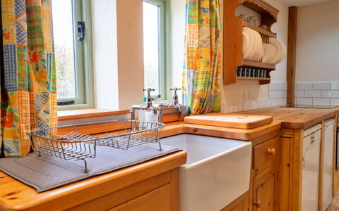 Rough Close Farm Cottage: Küche, Countertop, Holz, Cabinetry, Spüle, Armatur, Interior Design, Sinken, Flooring, Zapfhahn