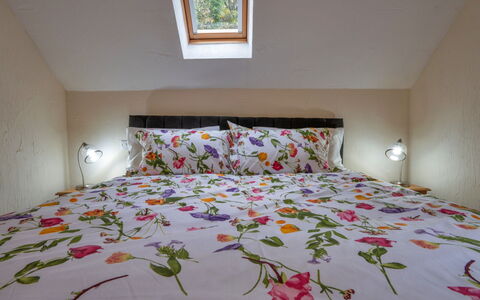 Rough Close Farm Cottage: Schlafzimmer, Bettdecke, Bett, Bedding, Linens, Möbel, Interior Design, Textil, Zimmer, Bettrahmen