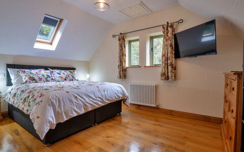Rough Close Farm Cottage: Bett, Interior Design, Schlafzimmer, Möbel, Holz, Decke, Bettdecke, Bedding, Flooring, Zimmer