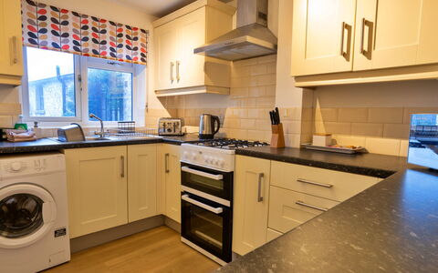 East Bank: Küchengerät, Küche, Countertop, Major Appliance, Interior Design, Flooring, Cabinetry, Haushaltsgerät, Holz, Herd