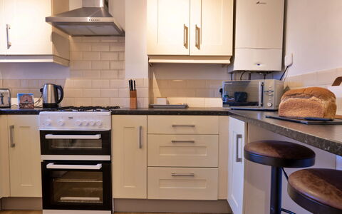 East Bank: Küchengerät, Küche, Countertop, Möbel, Major Appliance, Cabinetry, Interior Design, Flooring, Herd, Haushaltsgerät