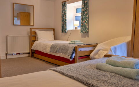 East Bank: Möbel, Interior Design, Bett, Flooring, Fussboden, Schlafzimmer, Holz, Zimmer, Decke, Bettdecke