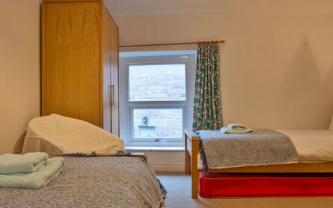 East Bank: Möbel, Interior Design, Fussboden, Flooring, Bett, Wand, Schlafzimmer, Holz, Zimmer, Bettdecke