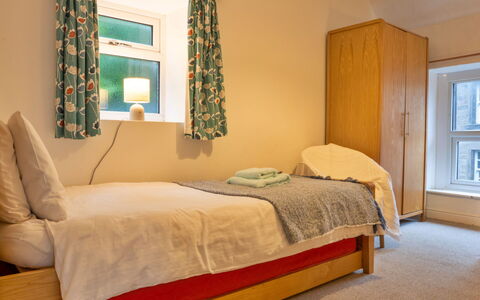 East Bank: Möbel, Bett, Interior Design, Schlafzimmer, Flooring, Wand, Fussboden, Bettdecke, Bedding, Holz