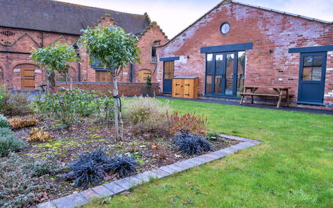 Courtyard View at Longford: Gras, Mauerwerk, Backstein, Estate, Garten, Hütte, Rasen, Garten, Bauernhaus, Landscaping