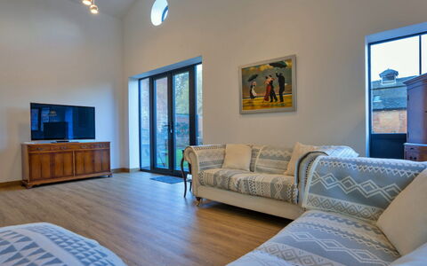 Courtyard View at Longford: Möbel, Interior Design, Couch, Flooring, Fussboden, Wand, Holz, Zimmer, Decke, Wohnzimmer
