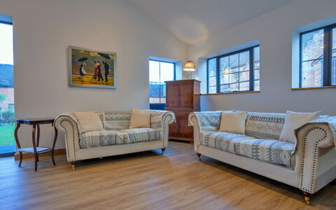 Courtyard View at Longford: Möbel, Couch, Interior Design, Flooring, Holz, Fussboden, Wohnzimmer, Holzboden, Zimmer