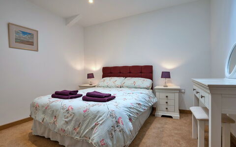 Courtyard View at Longford: Möbel, Bett, Schlafzimmer, Bedding, Interior Design, Bettdecke, Holz, Zimmer, Decke, Linens