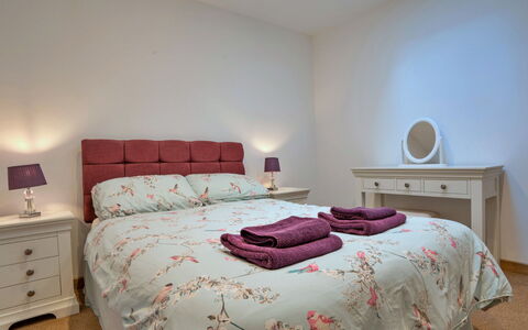 Courtyard View at Longford: Bett, Möbel, Bedding, Schlafzimmer, Bettdecke, Interior Design, Holz, Linens, Zimmer, Schublade