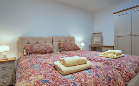 Courtyard View at Longford: Bett, Möbel, Bedding, Interior Design, Schlafzimmer, Bettdecke, Wand, Zimmer, Fussboden, Holz