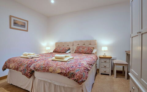 Courtyard View at Longford: Möbel, Bett, Schlafzimmer, Bedding, Interior Design, Bettdecke, Holz, Zimmer, Linens, Textil