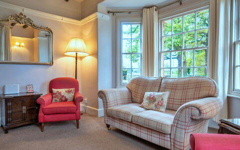 South Lodge at Longford: Möbel, Interior Design, Holz, Couch, Flooring, Fussboden, Textil, Decke, Wohnzimmer, Zimmer