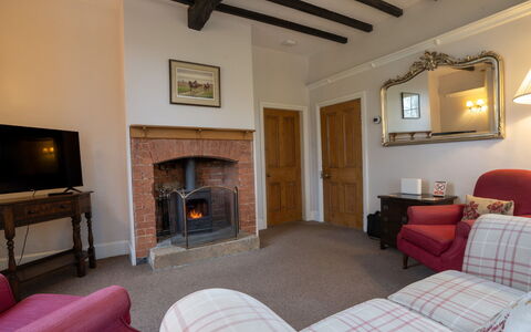 South Lodge at Longford: Wand, Möbel, Zuhause, Flooring, Bilderrahmen, Zimmer, Wohnzimmer, Decke, Feuerstelle