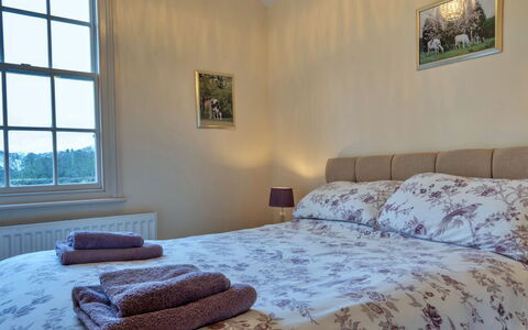 South Lodge at Longford: Bett, Schlafzimmer, Bettdecke, Bedding, Holz, Möbel, Linens, Bettrahmen, Fussboden, Interior Design