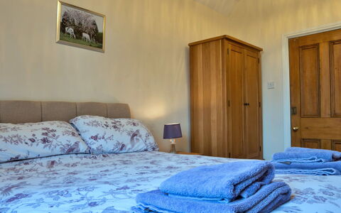 South Lodge at Longford: Bett, Möbel, Wand, Schlafzimmer, Holz, Bettdecke, Interior Design, Bedding, Fussboden, Flooring