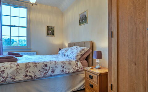 South Lodge at Longford: Bett, Bedding, Schlafzimmer, Möbel, Bettdecke, Wand, Holz, Interior Design, Fussboden, Flooring