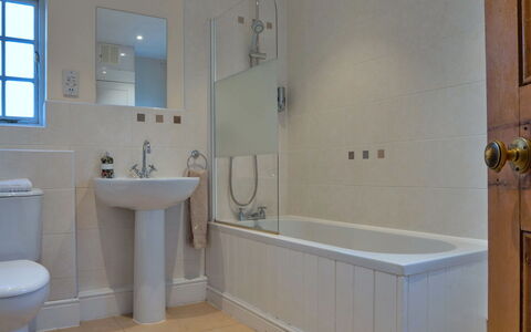 South Lodge at Longford: Badezimmer, Flooring, Armatur, Fussboden, Badewanne, Wand, Interior Design, Zapfhahn, Installation, Zimmer