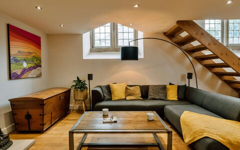 Heather View Chapel: Möbel, Interior Design, Couch, Flooring, Wand, Fussboden, Holz, Holzboden, Wohnzimmer, Decke