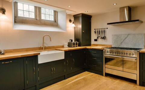 Heather View Chapel: Küche, Countertop, Cabinetry, Küchengerät, Flooring, Holz, Interior Design, Major Appliance, Möbel, Herd